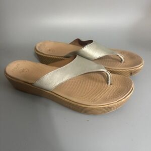 Crocs A-Leigh Flip Flop Sandals Womens Sz 11 faux wood  Brushed Metallic Wedge